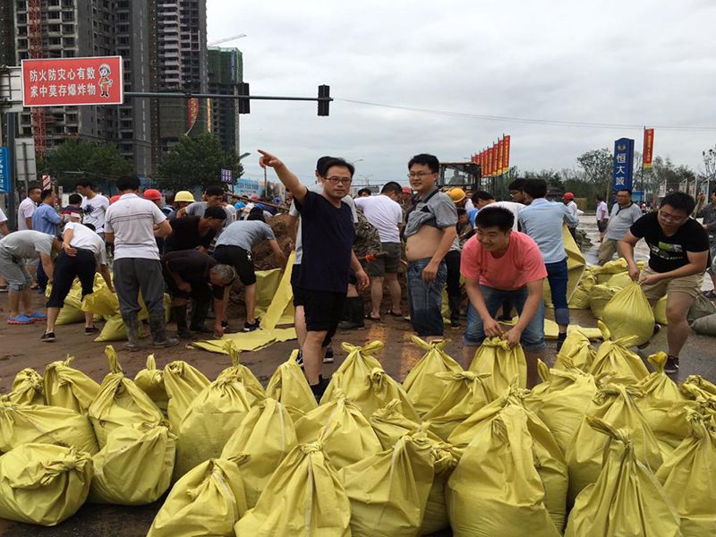 2016年7月20日，集團公司組織員工參與“安陽7·19特大洪水”搶險救災(zāi)工作。